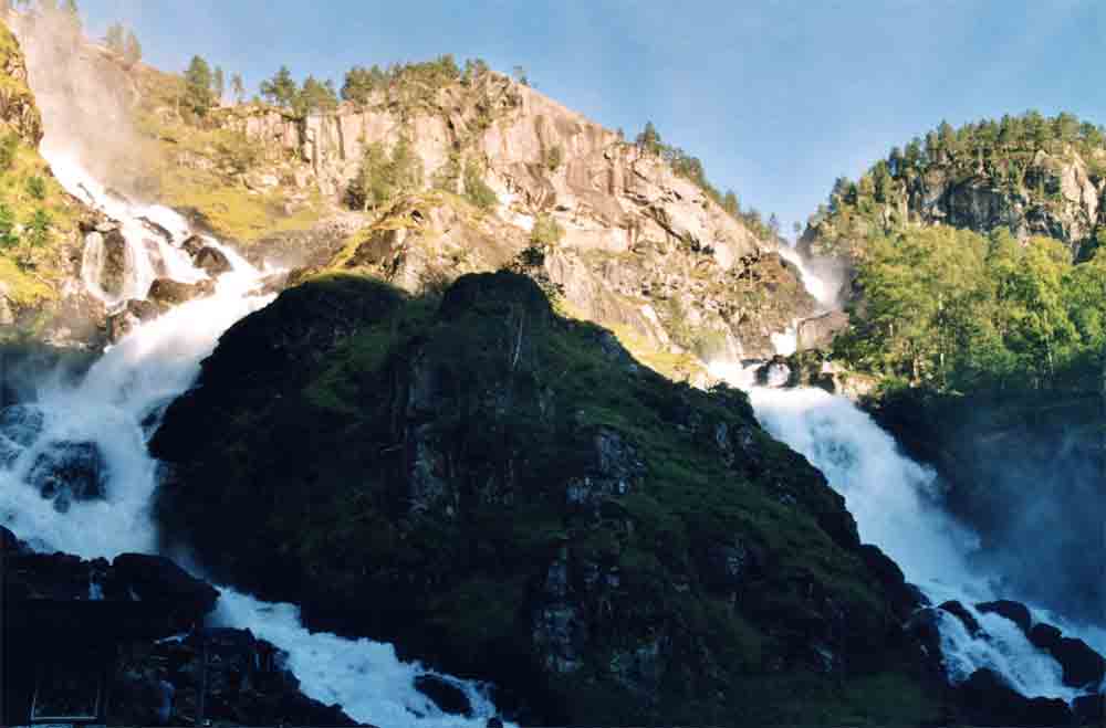 Noruega 057 - cataratas Latefossen - 2001.jpg